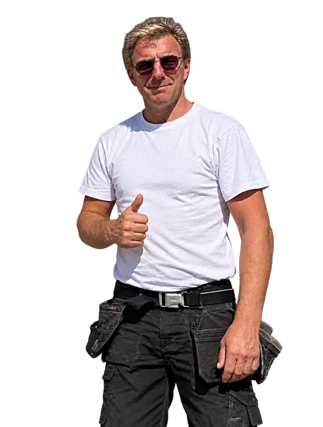 Henrik Karlsson i arbetskläder med verktygsbälte, ett lätt leende och tummen upp.